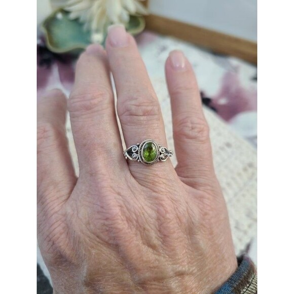 Sterling Silver Peridot Ring 925 Size 6 Oval Green Gem Vintage Leaf Band Gift - Picture 6 of 6